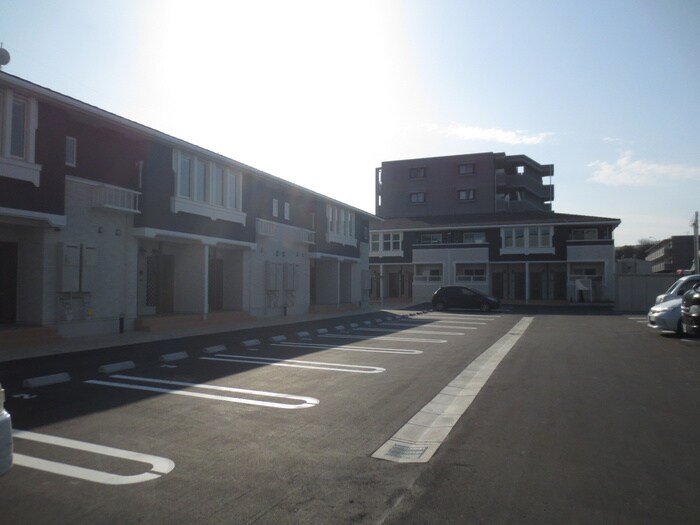 物件外観写真5　(駐車場)