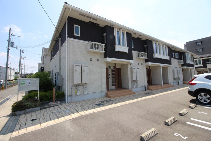 物件外観写真6　(エントランス部分)