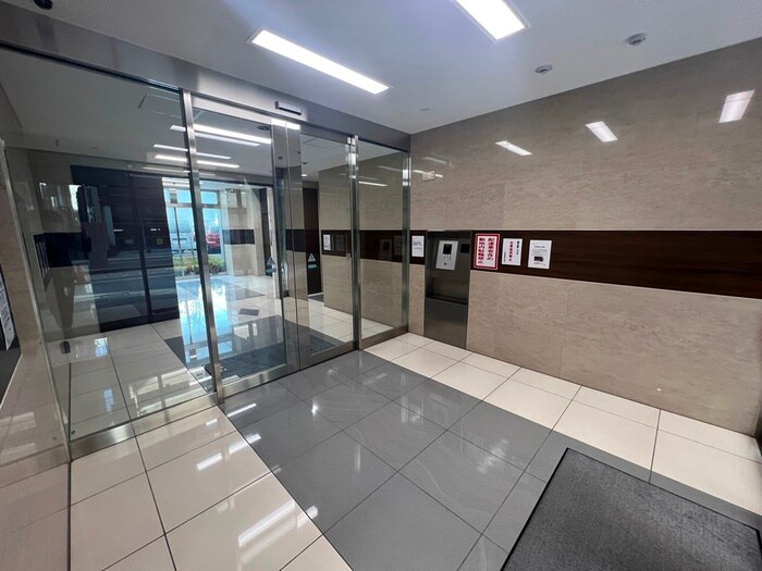 物件外観写真3　(エントランス部分)