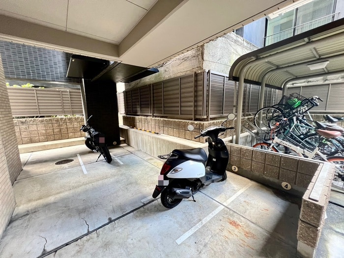 物件外観写真6　(バイク置き場)