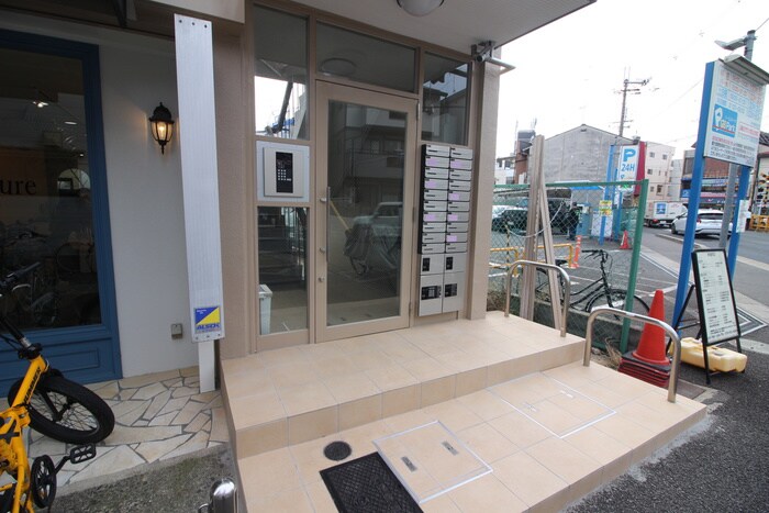 物件外観写真2　(エントランス部分)