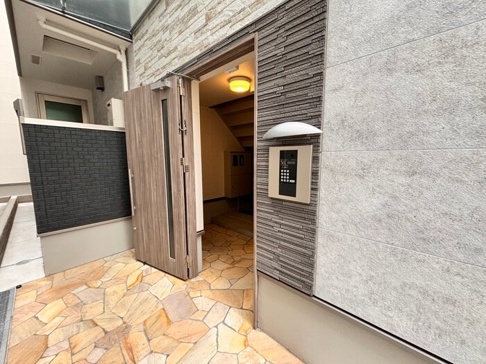 物件外観写真3　(エントランス部分)