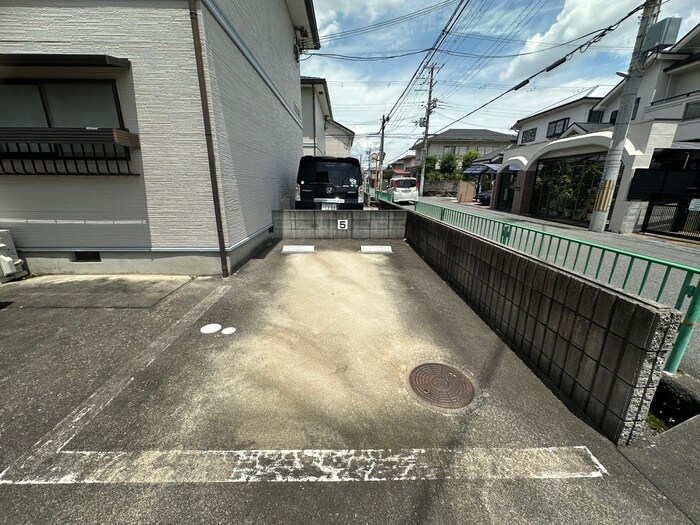 物件外観写真3　(駐車場)