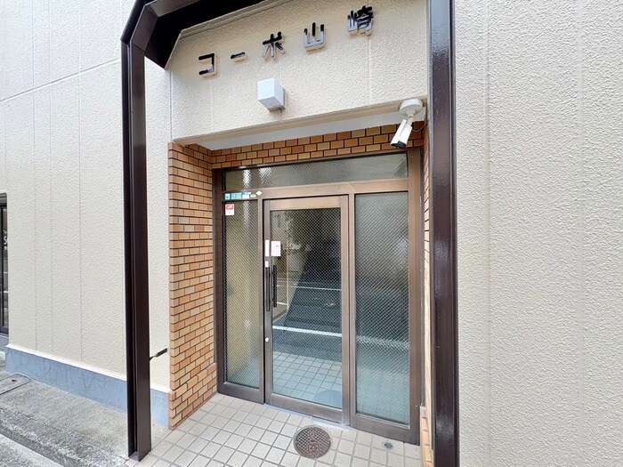 物件外観写真2　(エントランス部分)