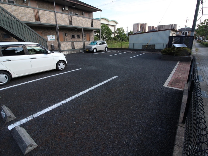 物件外観写真2　(駐車場)