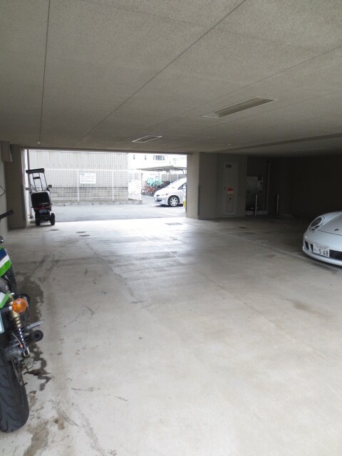 物件外観写真4　(駐車場)