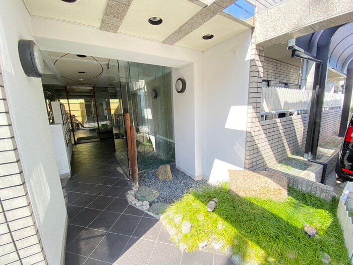 物件外観写真2　(エントランス部分)