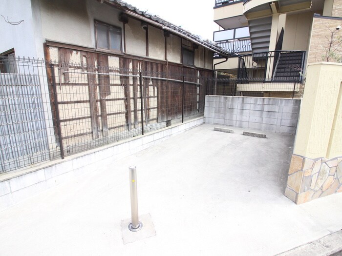 物件外観写真3　(駐車場)