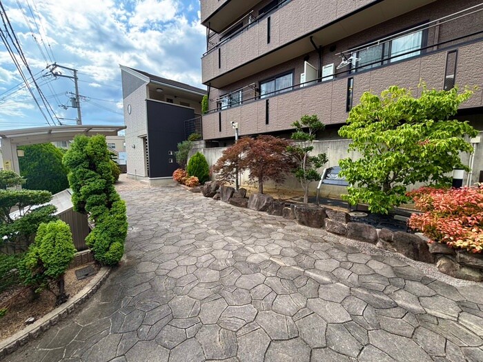 物件外観写真2　(エントランス部分)