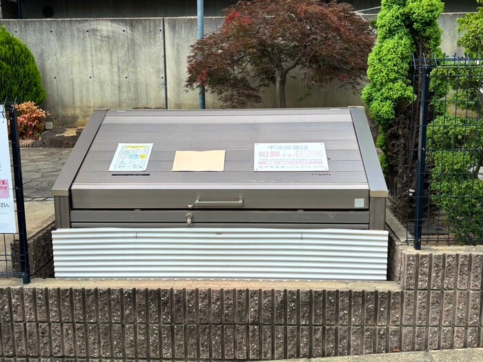 物件外観写真4　(バイク置き場)