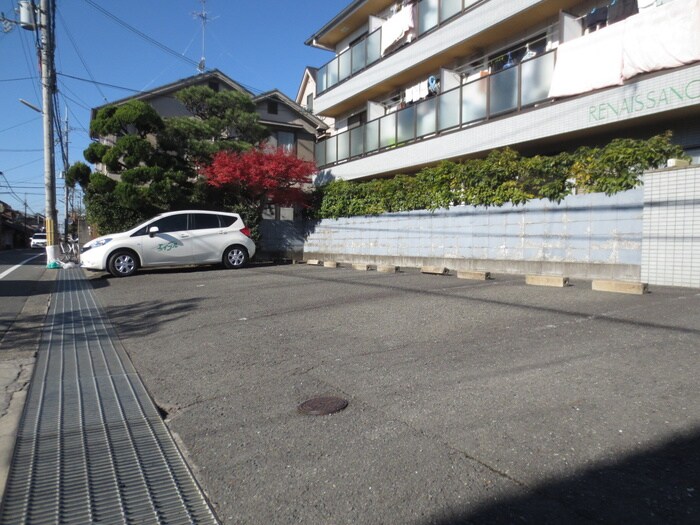 物件外観写真3　(駐車場)