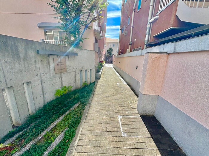 物件外観写真4　(エントランス部分)