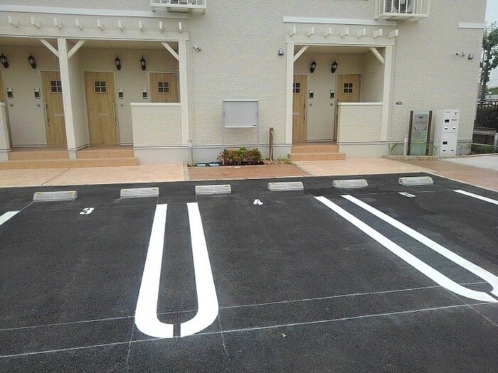 物件外観写真3　(駐車場)