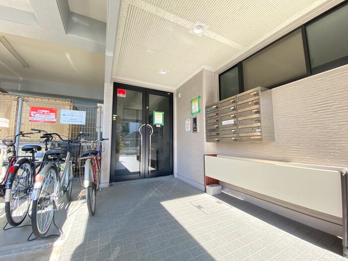 物件外観写真2　(エントランス部分)