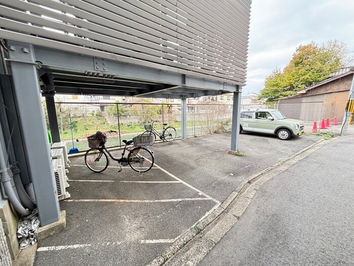 物件外観写真5　(駐車場)