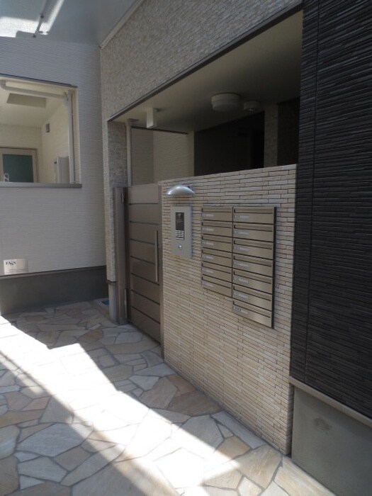 物件外観写真4　(エントランス部分)