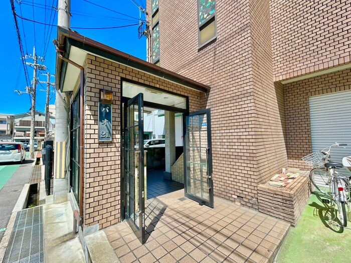 物件外観写真3　(エントランス部分)