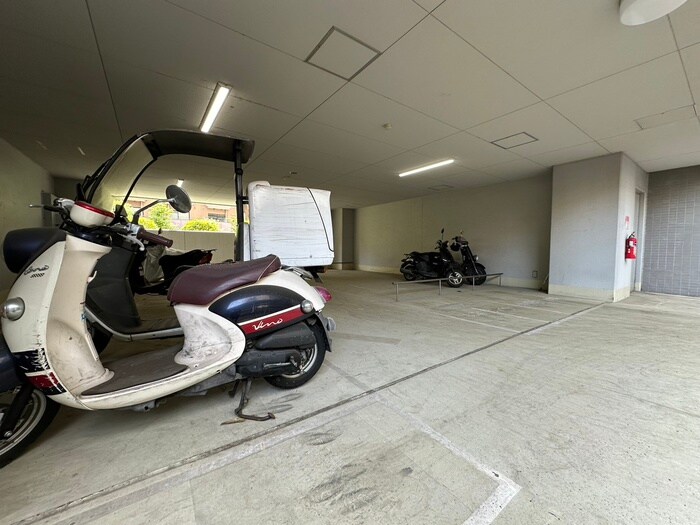 物件外観写真6　(バイク置き場)