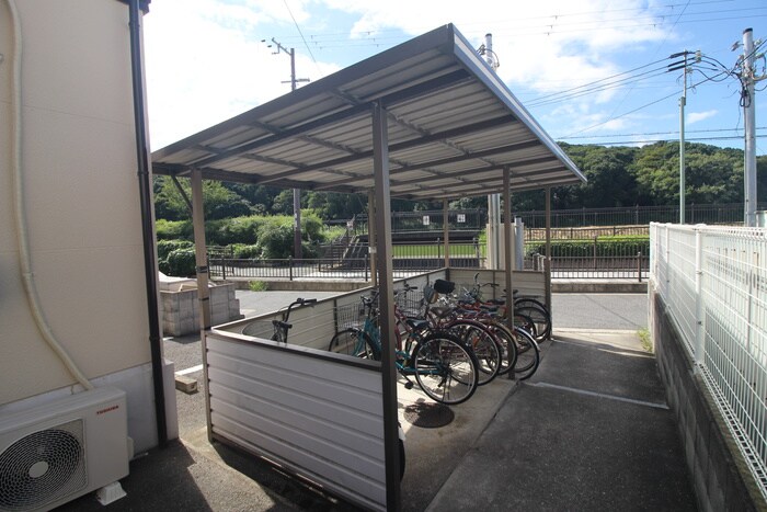 物件外観写真4　(駐輪場)