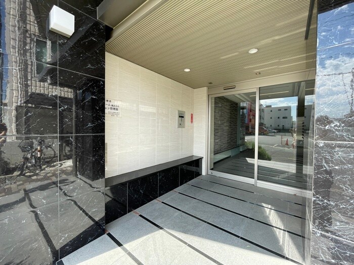 物件外観写真3　(エントランス部分)