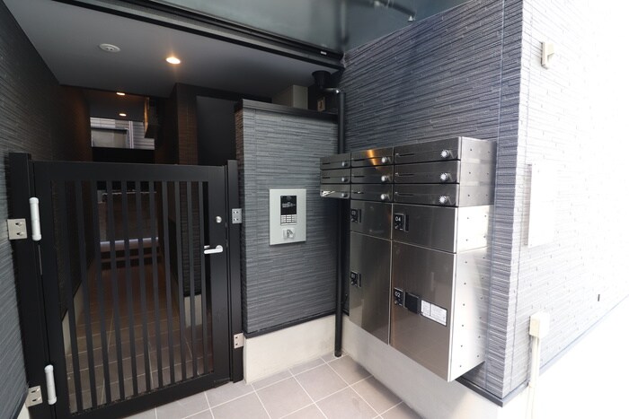 物件外観写真2　(エントランス部分)