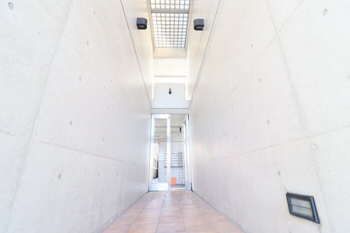 物件外観写真3　(エントランス部分)