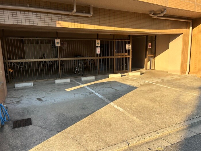 メゾンセザンヌの駐車場