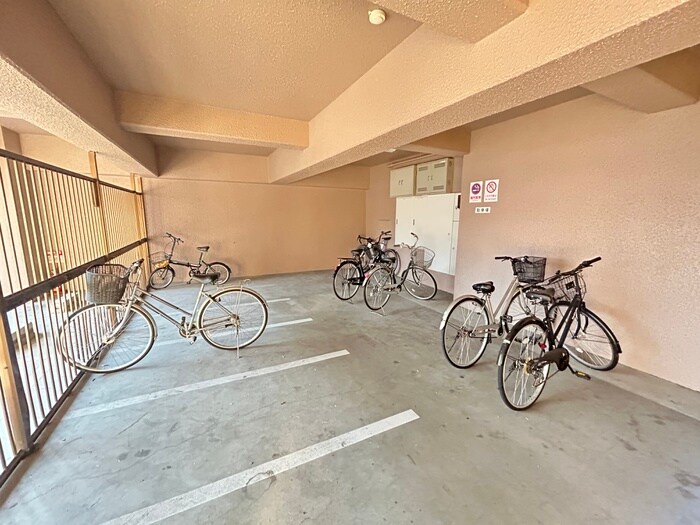 メゾンセザンヌの駐輪場