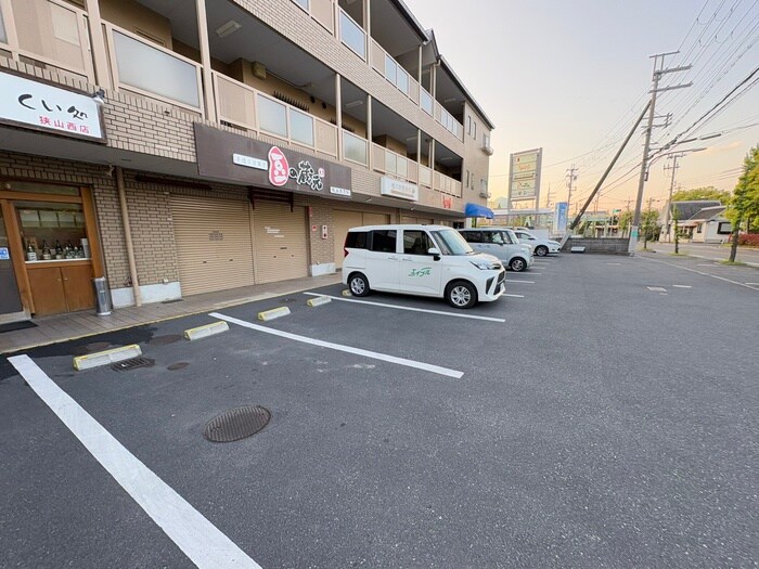 物件外観写真3　(駐車場)