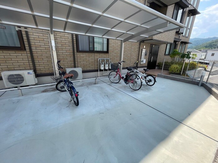 物件外観写真5　(駐輪場)