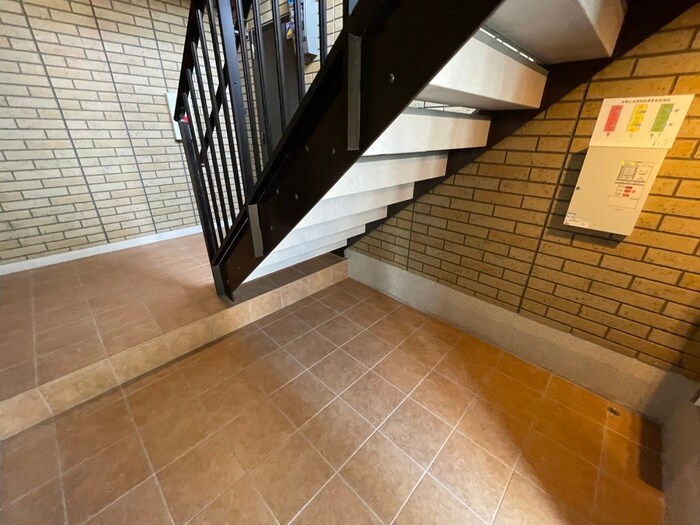 物件外観写真6　(エントランス部分)