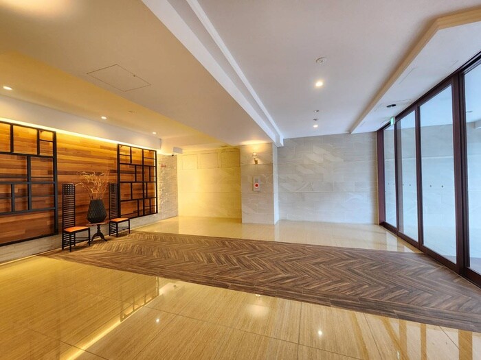 物件外観写真2　(エントランス部分)