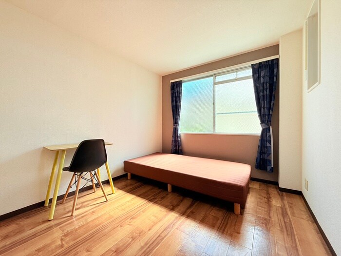 物件内観写真2　(居室)