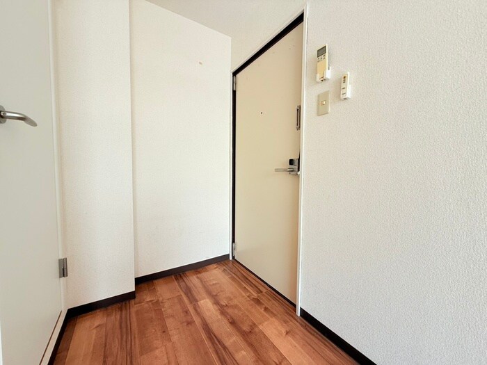 物件内観写真8　(玄関)