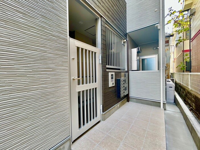 物件外観写真2　(エントランス部分)