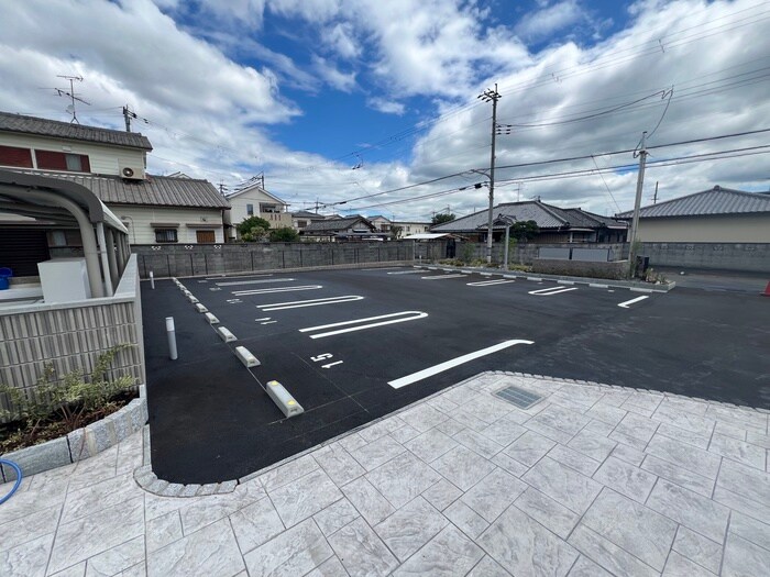 物件外観写真3　(駐車場)