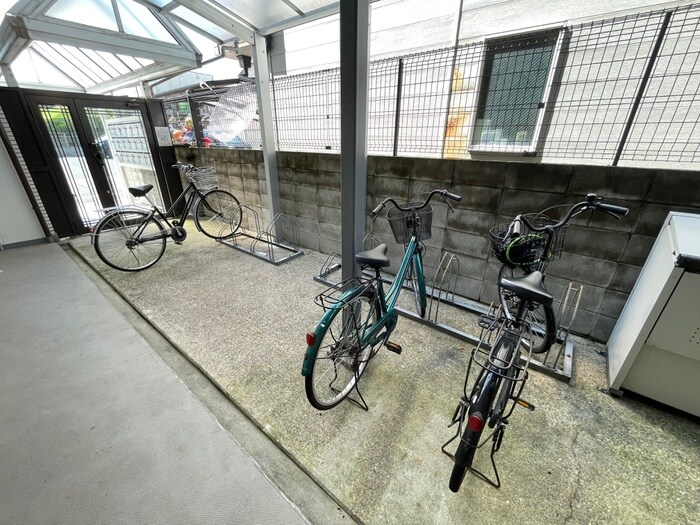 物件外観写真3　(駐輪場)