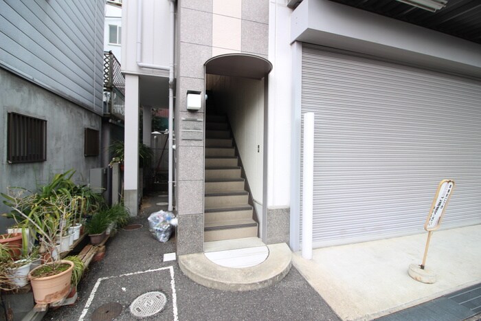 物件外観写真3　(エントランス部分)