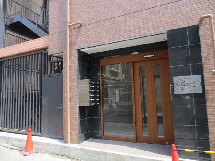 物件外観写真3　(エントランス部分)