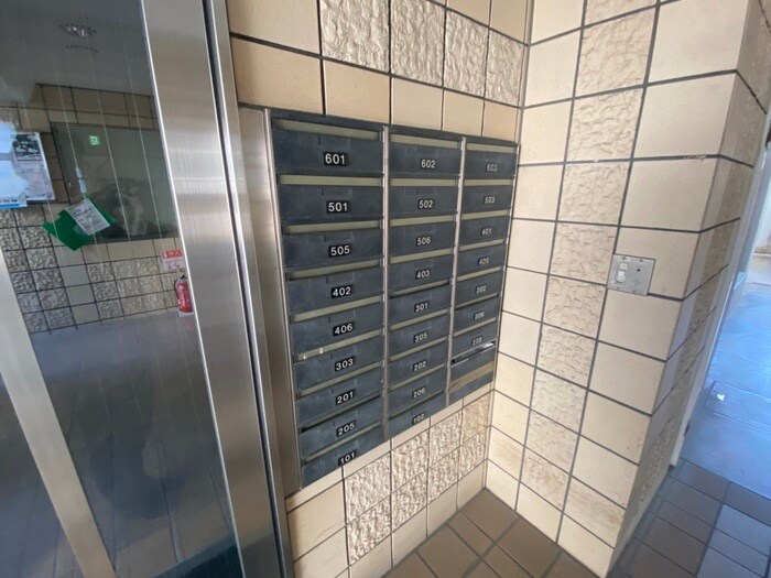 物件外観写真2　(エントランス部分)