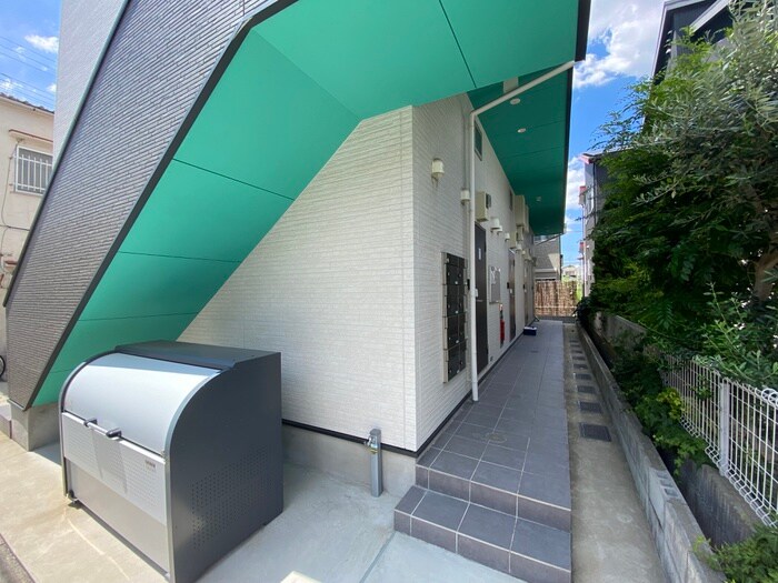 物件外観写真2　(エントランス部分)