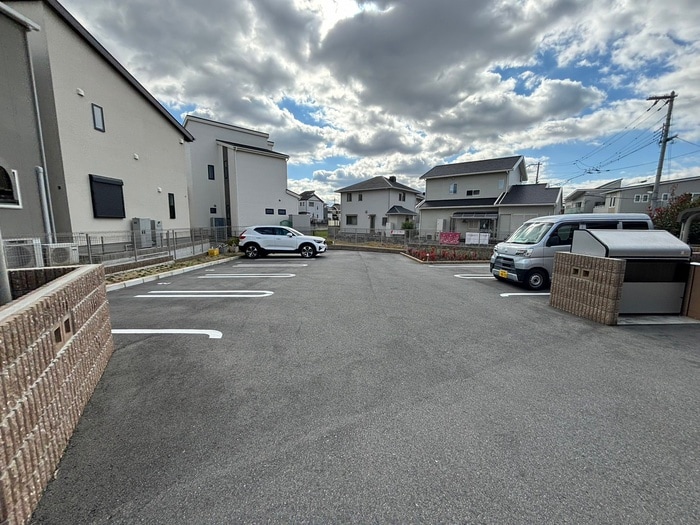 物件外観写真3　(駐車場)