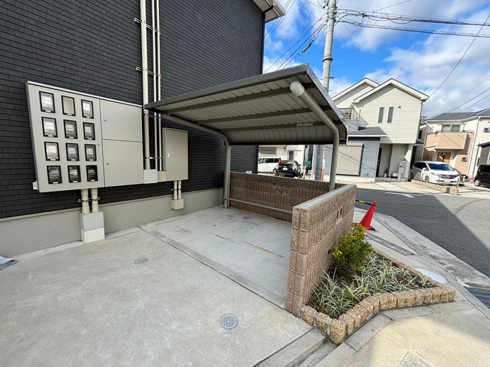 物件外観写真5　(バイク置き場)