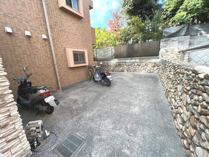 物件外観写真4　(駐輪場)