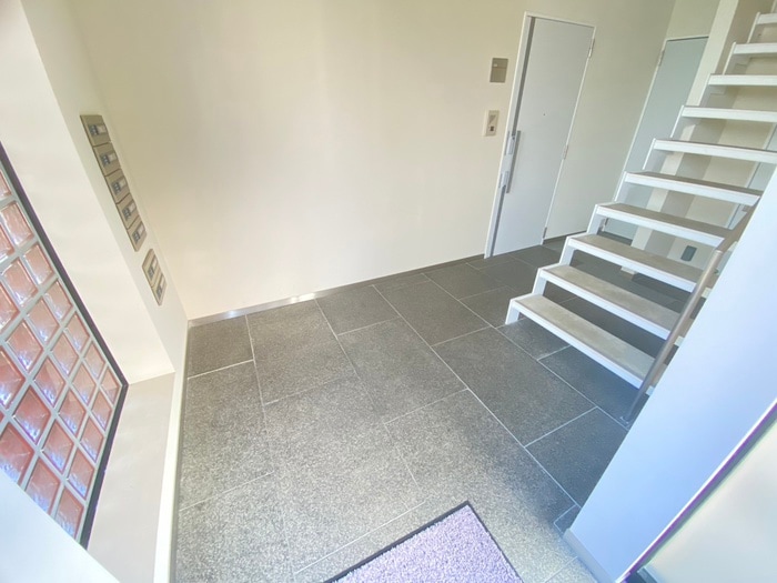 物件外観写真5　(エントランス部分)