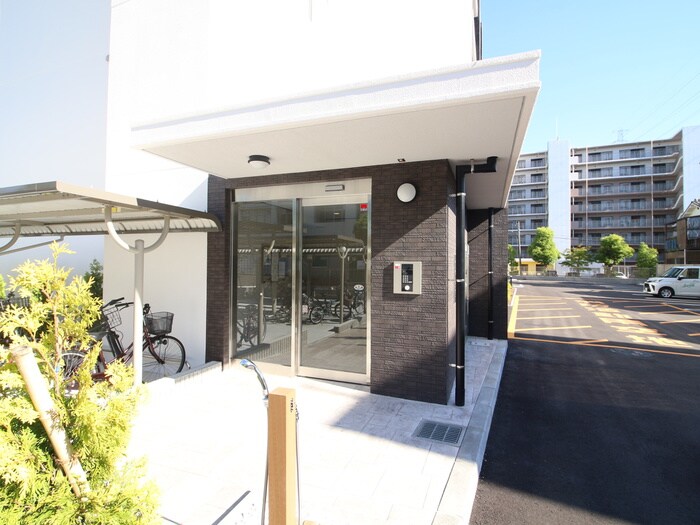 物件外観写真2　(エントランス部分)