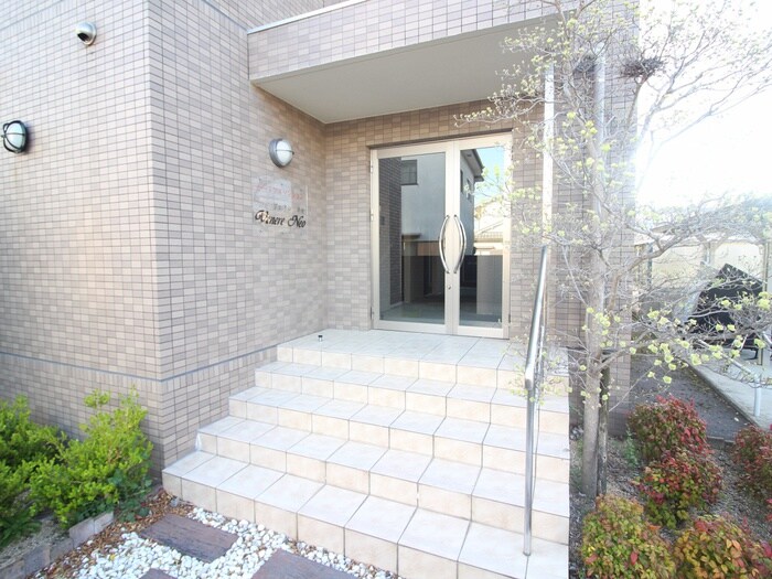 物件外観写真2　(エントランス部分)