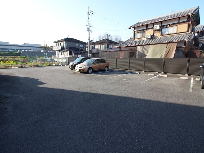 物件外観写真3　(駐車場)