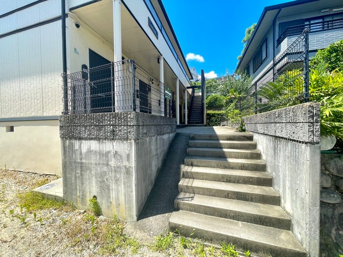 物件外観写真5　(エントランス部分)