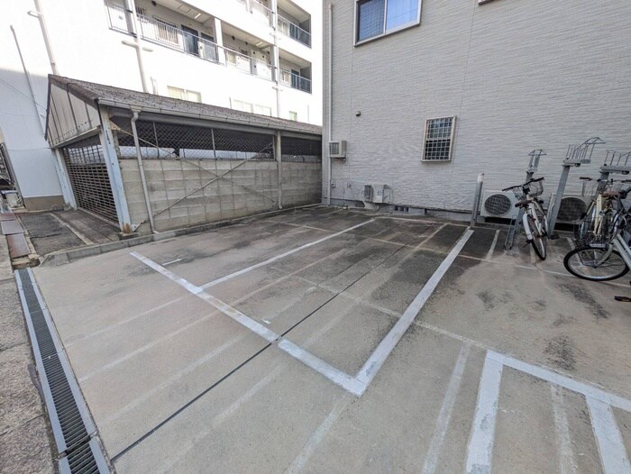 物件外観写真5　(駐車場)